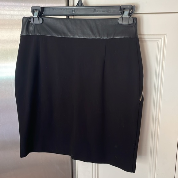 Black mini skirt, size 6, Wilfred Free - Picture 3 of 3